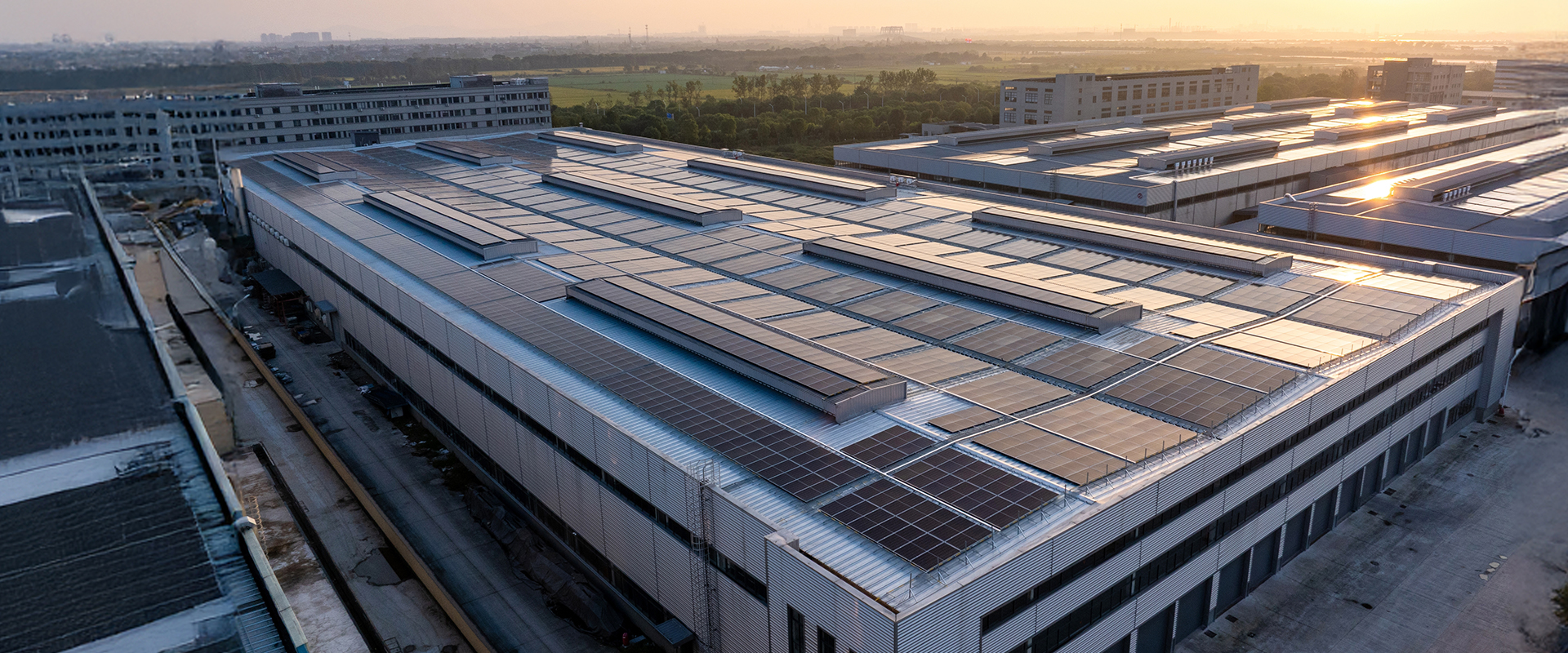 Firemní hala s fotovoltaickou elektrárnou